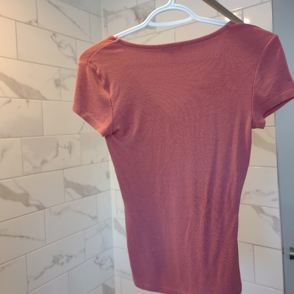 Rose v neck tshirt - Picture 2 of 2